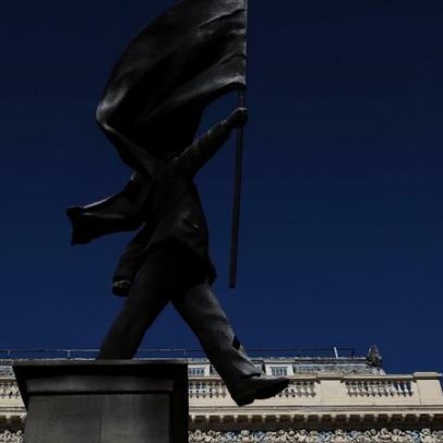 Banksy instala nova estátua em Londres; debate sobre patriotismo cego
