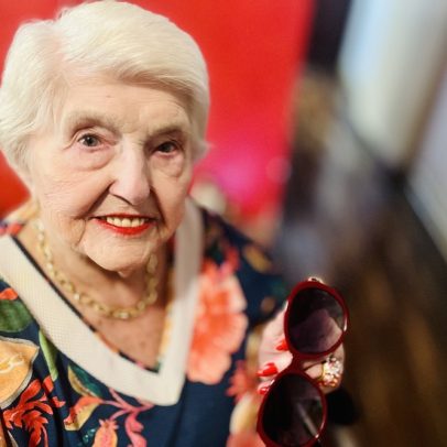 Estelinha Bezerra, 96, desafia velhofobia com batom vermelho e legado