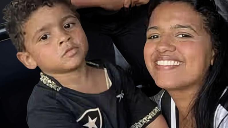 Mãe solo emociona web ao conseguir comprar carro após pedalar 7km todos os dias para levar filhos na escola