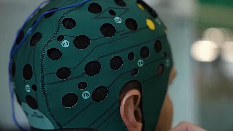 Touca utilizada para realização de tDCS (Estimulação Transcraniana por Corrente Contínua) — Foto: Reprodução / TV Palmeiras