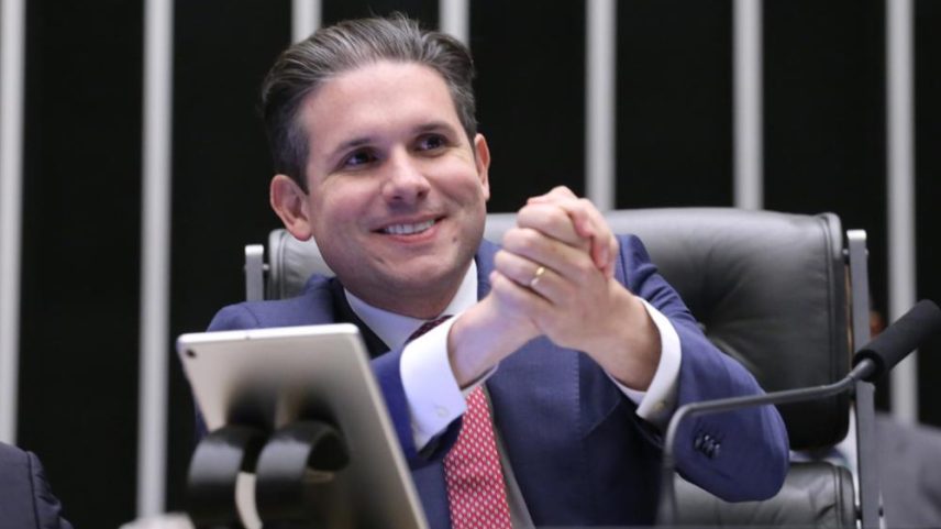 Estratégia de Hugo Motta de acelerar prazos de tramitação de propostas sobre jornada de trabalho 6"1 restringe o debate legislativo.
