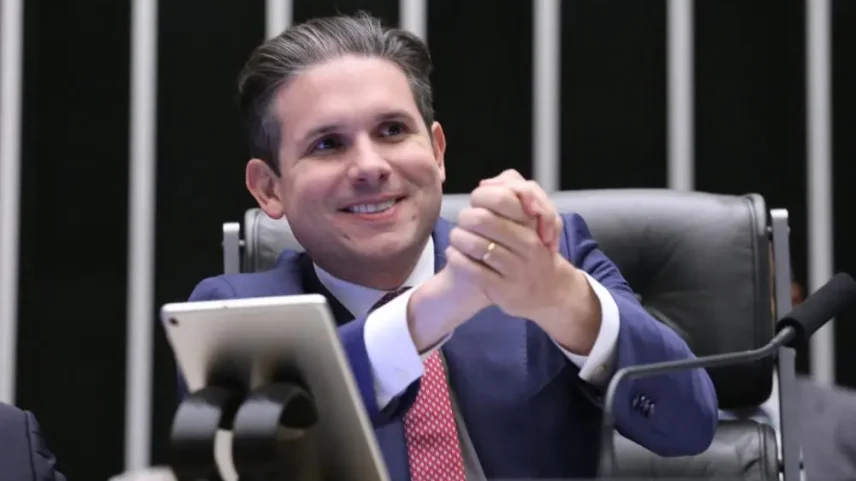 Estratégia de Hugo Motta de acelerar prazos de tramitação de propostas sobre jornada de trabalho 6"1 restringe o debate legislativo. (Foto: Kayo Magalhães / Câmara dos Deputados)