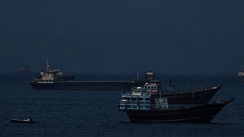 Navios e barcos no Estreito de Ormuz, na costa de Musandam, Omã 20 de abril de 2026 REUTERS/Foto de arquivo