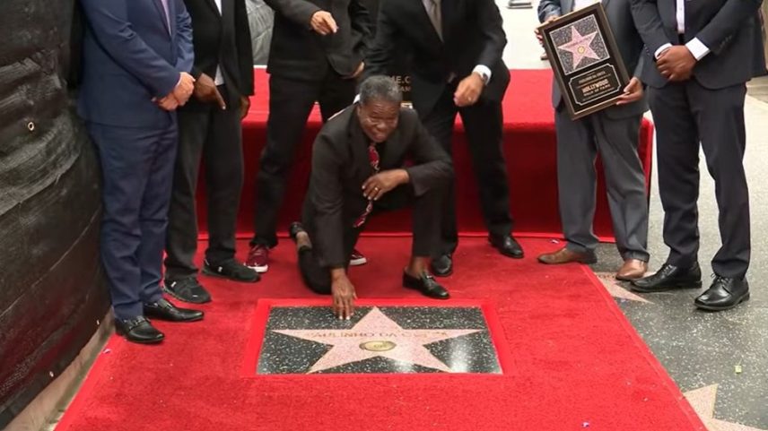 Paulinho da Costa posa com sua estrelana Calçada da Fama — Foto: Reprodução/Youtube Walk of fame
