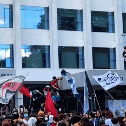 Institutos da USP criticam ocupação da reitoria por estudantes