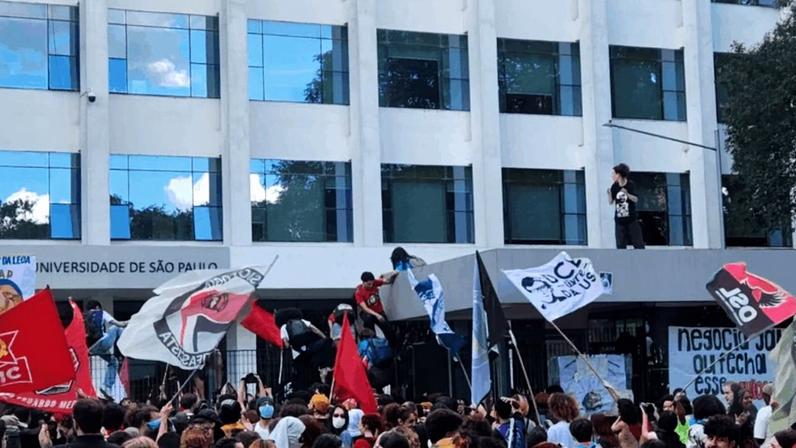 Institutos da USP criticam ocupação da reitoria por estudantes