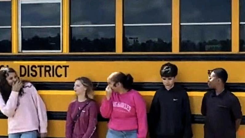 Estudantes que ajudaram na emergência com ônibus escolar — Foto: WLOX News/YouTube