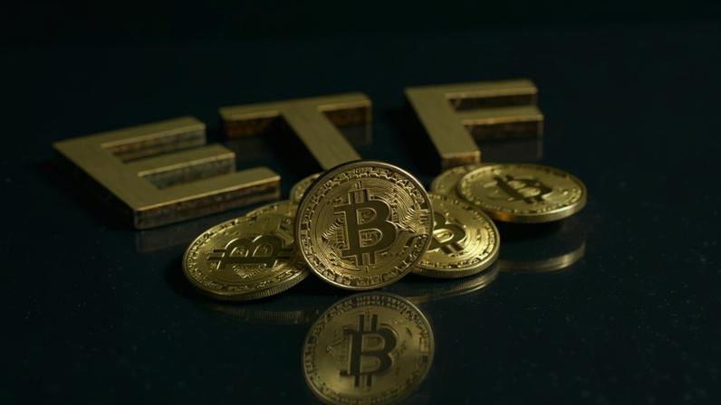 Moedas de bitcoin sob mesa escura com sigla ETF