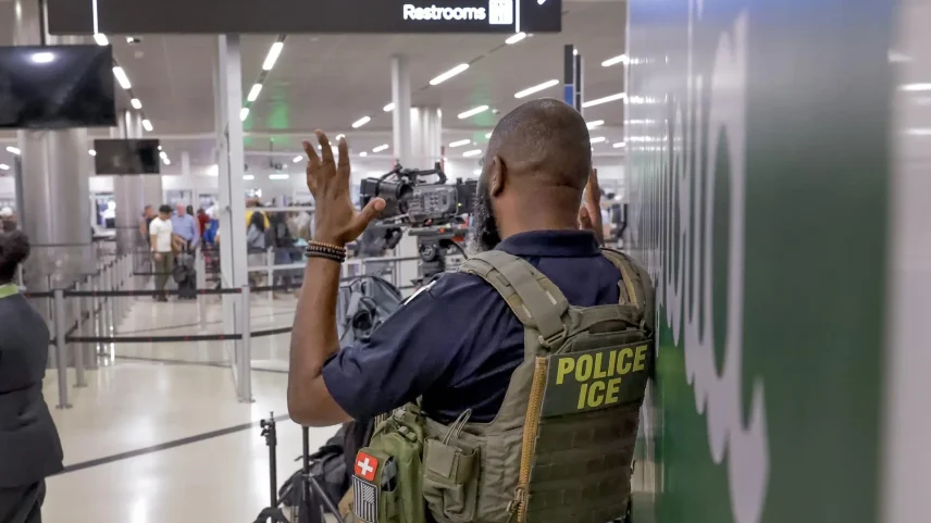 Agente do serviço de imigração dos Estados Unidos atuando no aeroporto internacional Hartsfield-Jackson, em Atlanta, nos EUA. (Foto: ERIK S. LESSER/EFE/EPA)