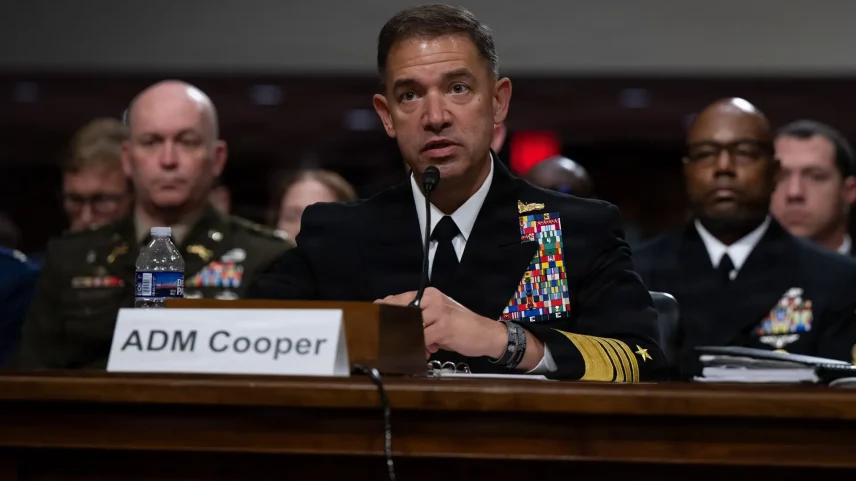 O almirante Brad Cooper, chefe do Centcom. (Foto: Milton Hamilton/Departamento de Guerra)