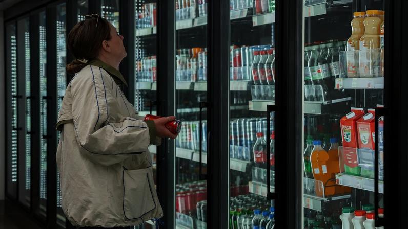 Mulher faz compras em supermercado em Nova York, maior cidade dos EUA (Foto: OLGA FEDOROVA/EFE/EPA)