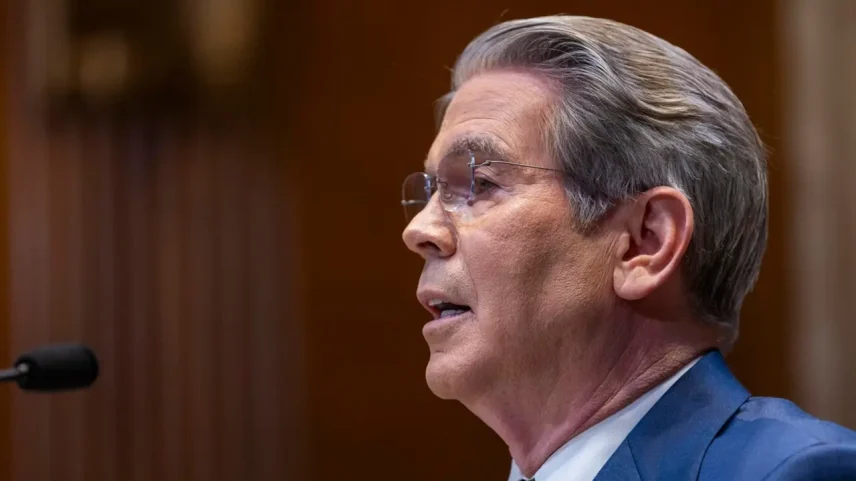 Apesar das críticas, o secretário do Tesouro dos Estados Unidos, Scott Bessent, pediu que a China ajude na reabertura do Estreito de Ormuz (Foto: SHAWN THEW/EFE/EPA)