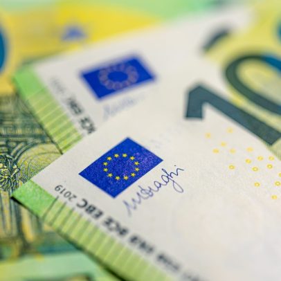 Euro cai ao menor nível em quase dois anos