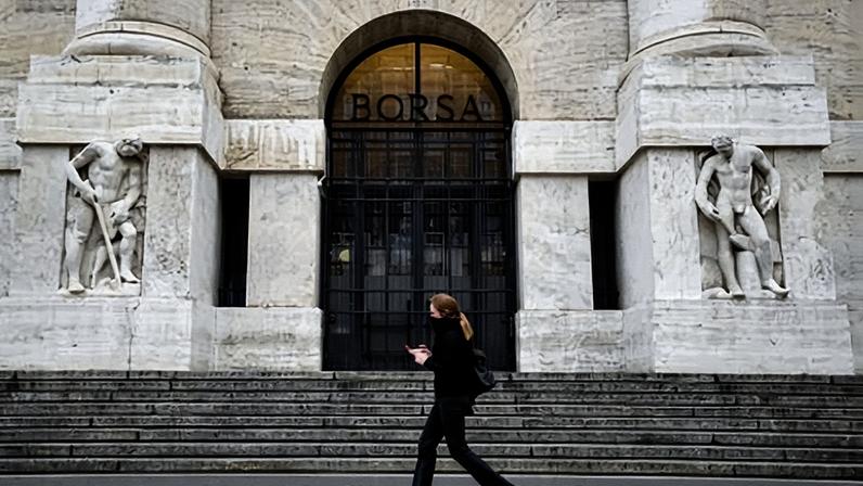 Pedestre caminha em frente à Bolsa de Valores de Milão