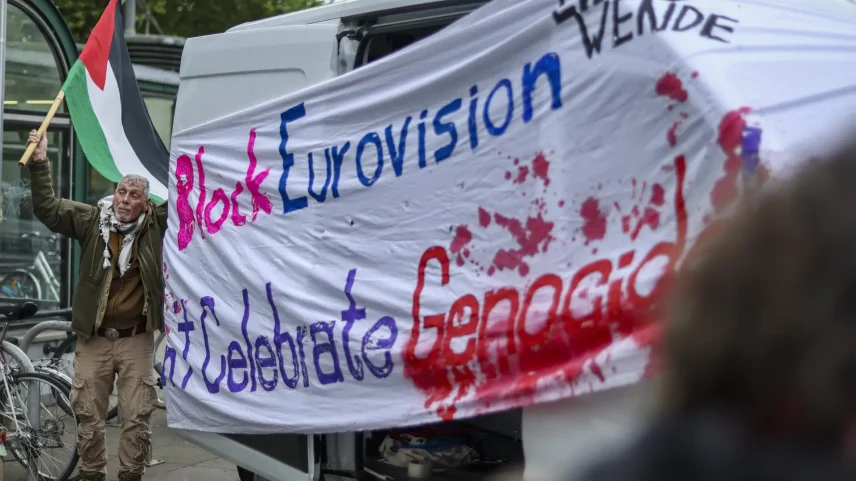 Manifestantes fazem protesto em Viena contra a participação de Israel no festival Eurovision, nesta terça-feira (12) (Foto: HANNIBAL HANSCHKE/EFE/EPA)