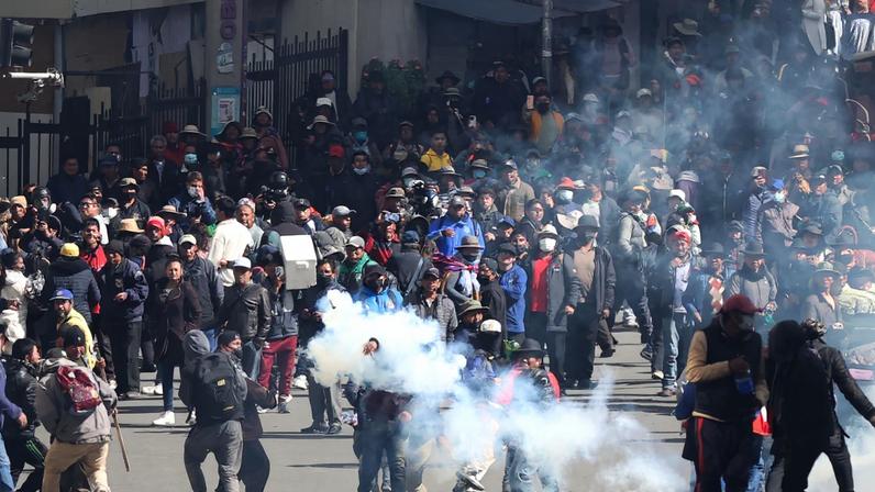Bolívia enfrenta caos e bloqueios que sufocam a capital
