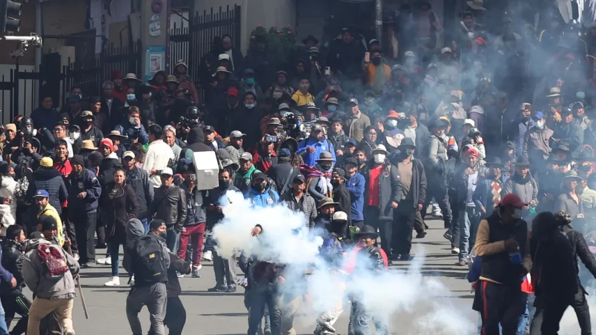 Manifestantes se enfrentando em La Paz, na Bolívia. País vive crise social com protestos e bloqueios. (Foto: Luis Gandarillas/EFE)