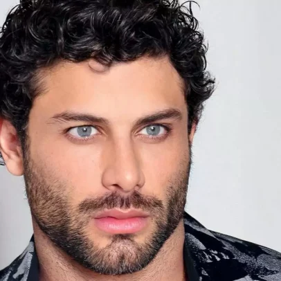 Ex-namorado de Madonna posa nu e divide fãs