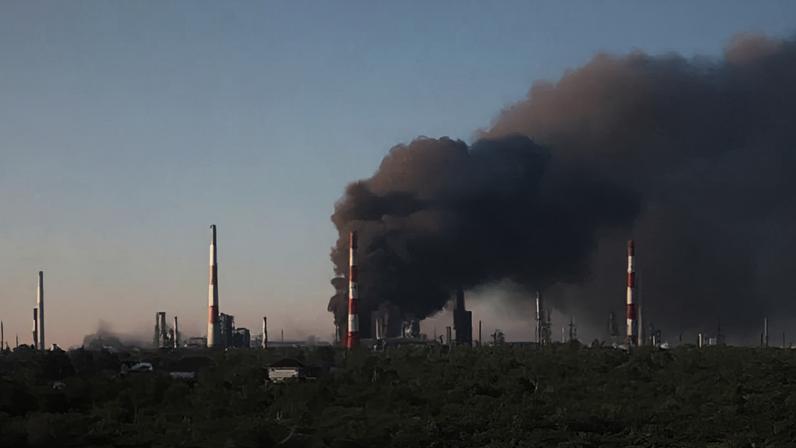 Uma imagem compartilhada nas redes sociais supostamente mostra a Refinaria de Petróleo de Syzran em chamas após um ataque de drone em 21 de maio de 2026