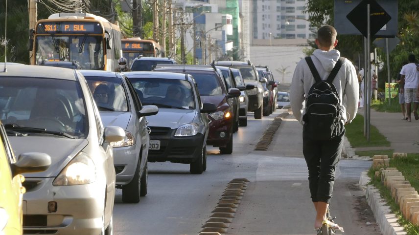 Veículos alternativos de transporte de passageiros, como os patinetes, podem ser uma maneira de diminuir o trânsito nas cidades, mas a segurança ainda é uma preocupação de especialistas que participaram de audiência pública nesta quinta-feira (23). O debate foi feito pela Subcomissão de Mobilidade Urbana, ligada à Comissão de Direitos Humanos (CDH).