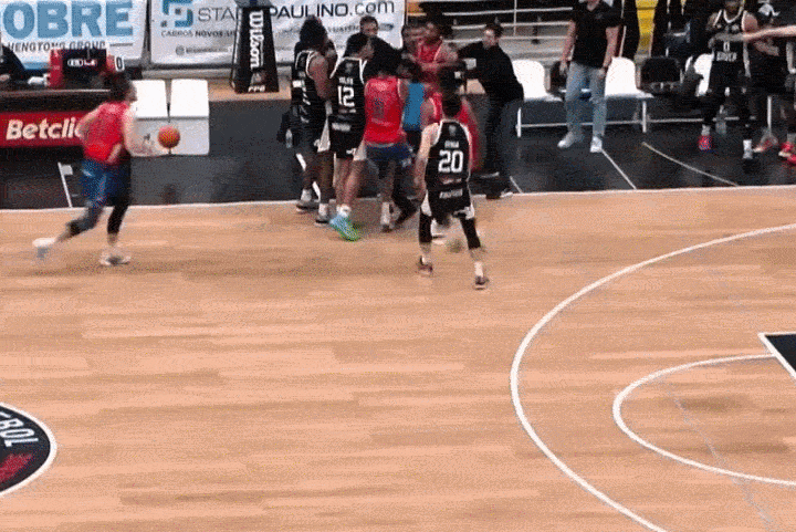 Jogo de basquete em Portugal tem pancadaria generalizada e 11 expulsões — Foto: Reprodução