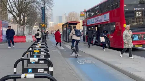 Plano de ciclofaixas em Londres avança após pausa
