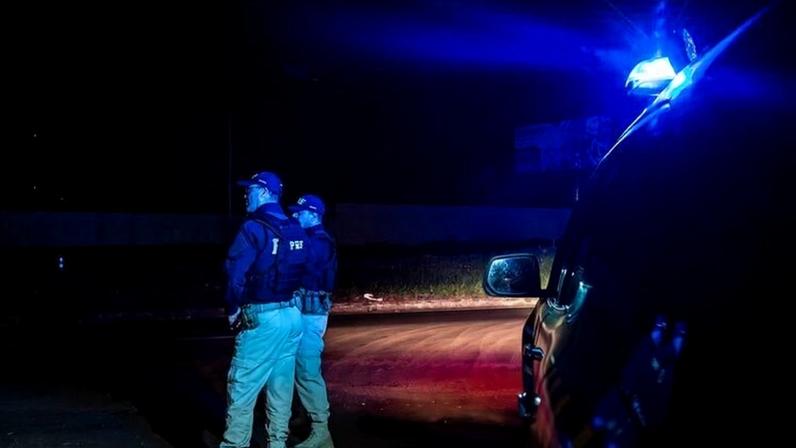 Apesar da tentativa de dificultar a ação policial, o suspeito perdeu o controle da direção, saiu da pista e abandonou o veículo