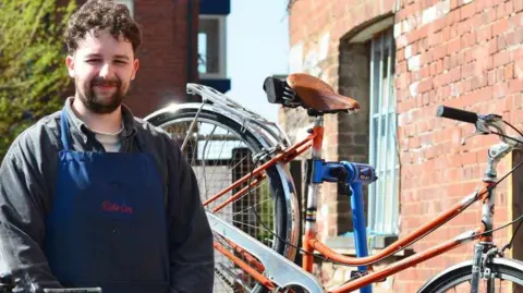 Checagens gratuitas de bicicletas da biblioteca para incentivar o ciclismo