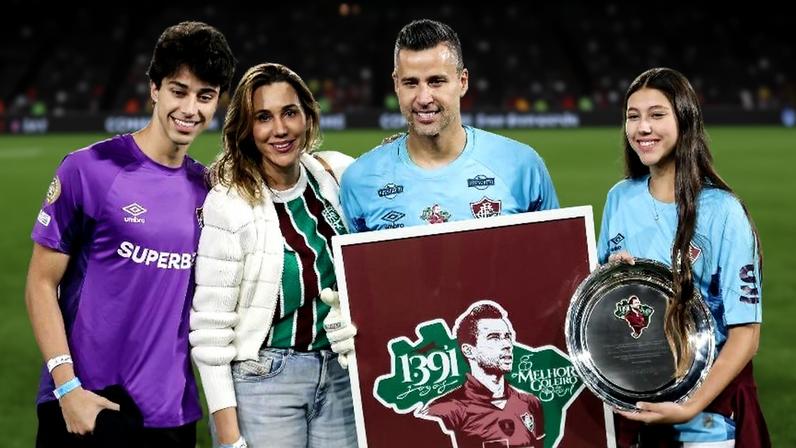 Fábio com a esposa Sandra e os filhos Valentina e Pablo após receber homenagens do Fluminense pelo recorde