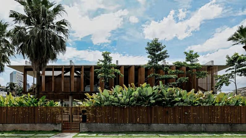 O ripado de cumaru cerca o terreno e compõe os brises verticais móveis, da Neobambu, que protegem a fachada mais ensolarada — Foto: Fran Parente/Divulgação | Projeto de Rodrigo Marcondes Ferraz