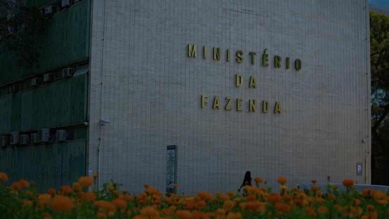 Imagem colorida de foto da fachada do Ministério da Fazenda