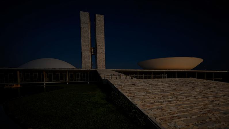 No Senado Federal, o teletrabalho ou home office vem sendo uma alternativa a partir das medidas de isolamento tomadas em função do coronavírus, assim como a restrição de acesso às dependências da Casa e a votação parlamentar remota, marco tecnológico para o Poder Legislativo.
