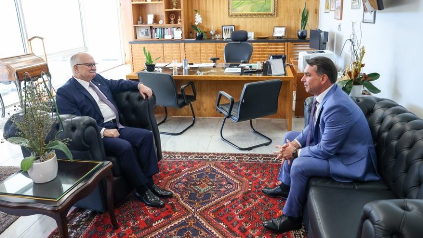 Presidente do STF, Edson Fachin, em reunião com o senador Flávio Bolsonaro (PL-RJ)