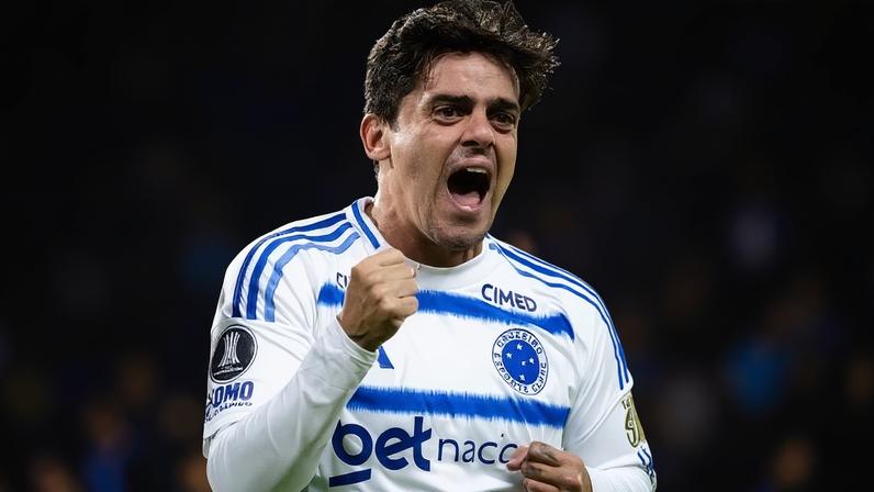 Fágner comemora gol pelo Cruzeiro contra o Boca pela Libertadores