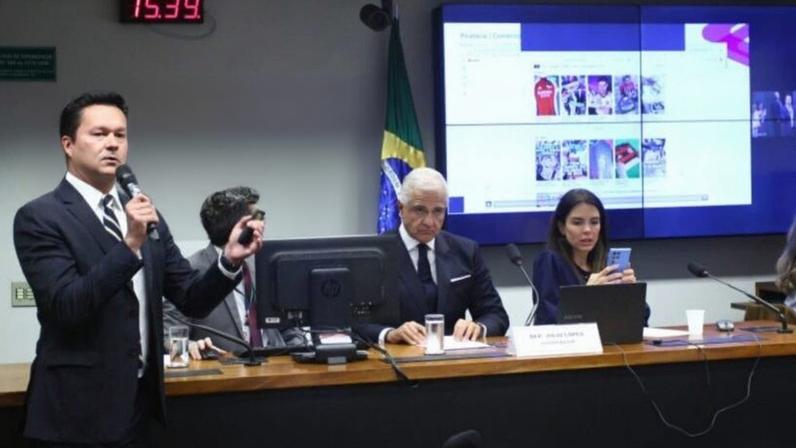 Na imagem, Renato Jardim e o deputado Julio Lopes na comissão