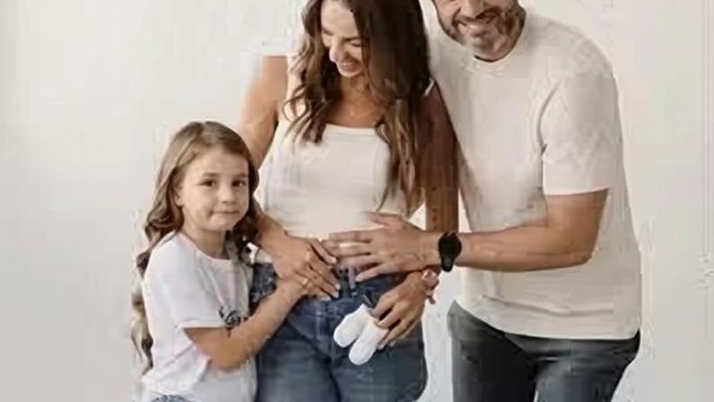 Mãe revela gravidez em ensaio e fotos emocionam: “A surpresa estava no teste”