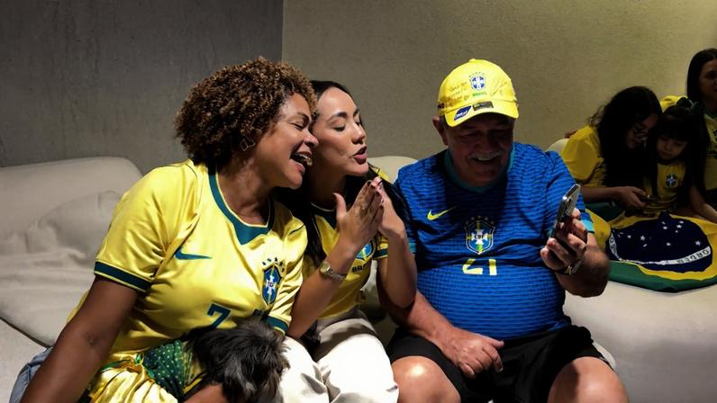 Família de Matheus Cunha liga para o atacante e comemora convocação — Foto: Diogo Pinheiro