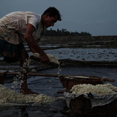 Produtores de sal em Bangladesh enfrentam perdas com mudanças climáticas