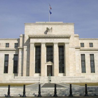 Goldman Sachs atrasa projeção de corte de juros do Fed por choque de energia