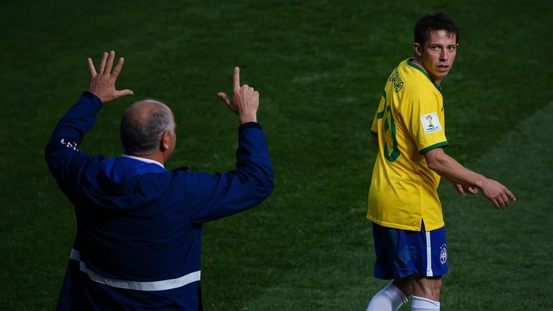 Felipão faz sinal para Bernard na derrota de 7 a 1 do Brasil para a Alemanha