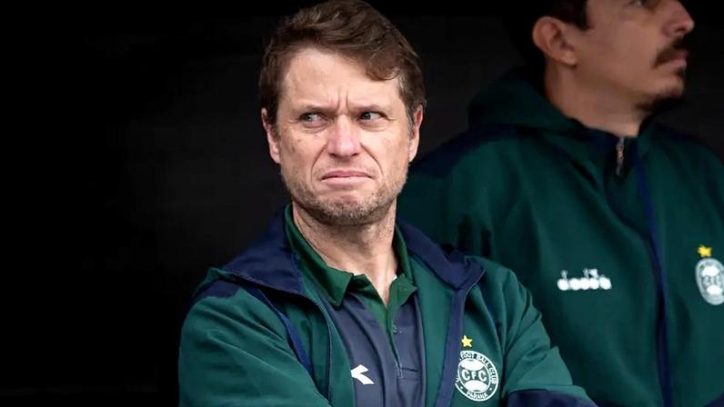 Fernando Seabra, do Coritiba, durante partida entre Santos e Coritiba, válida pela 16ª rodada do Campeonato Brasileiro 2026, realizada na Neo Química Arena (Foto: Ronaldo Barreto/Thenews2/Folhapress)