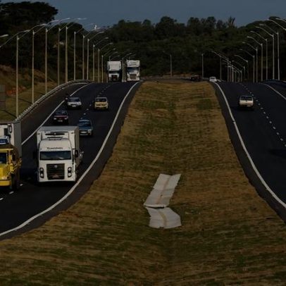 Transportes de passageiros e de cargas recuam em março, aponta IBGE