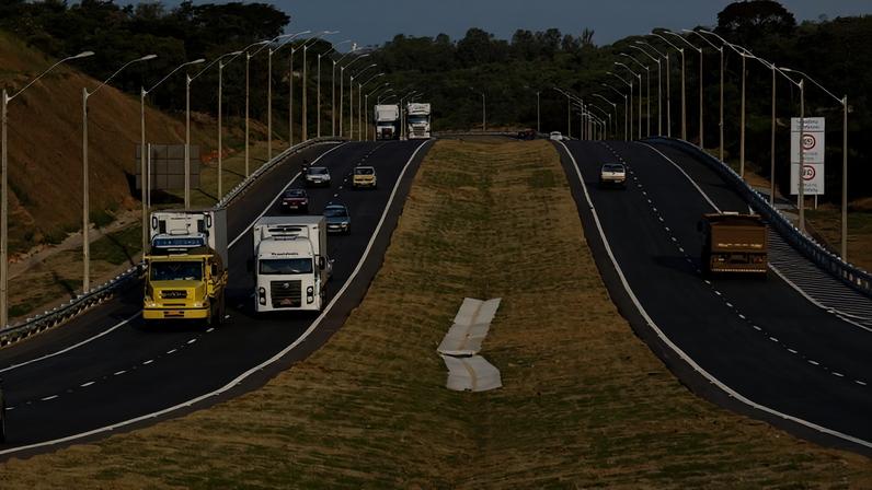 Caminhões na rodovia Fernão Dias (Foto: Divulgação/ANTT)