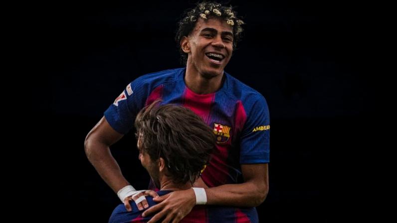 Ferran Torres e Lamine Yamal comemoram gol marcado pelo Barcelona contra o Espanyol na La Liga
