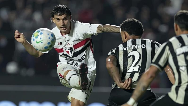 Ferreira, do São Paulo, arrisca chute colocado contra o Botafogo, pelo Brasileirão