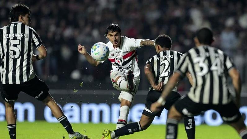 Ferreira, do São Paulo, arrisca chute colocado contra o Botafogo, pelo Brasileirão
