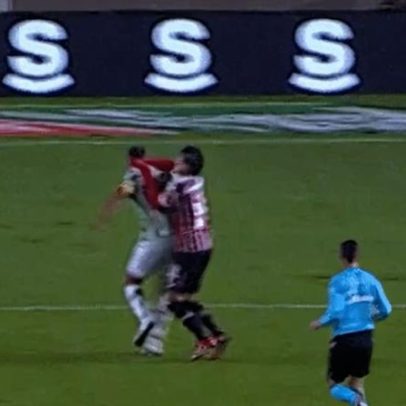 Jogador do São Paulo entra, fica 24 segundos em campo e é expulso