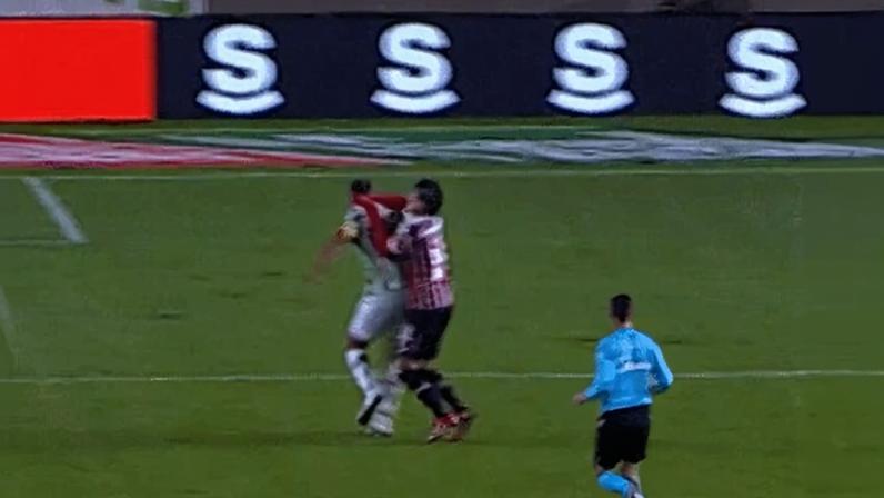 Ferreira é expulso após dar 'braçada' em jogador do Juventude