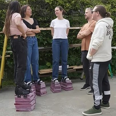 Festa faz com que participantes fiquem todos com a mesma altura