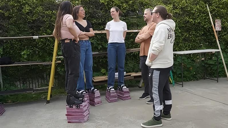 Nessa festa, os convidados usavam sapatos personalizados que os faziam medir 1,95 metro de altura